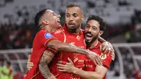 Pemain Persija, Gustavo Almeida dos Santos (tengah) dan Jean Mota Oliveira de Sousa (kanan) merayakan gol kemenangan atas Persis Solo pada pertandingan pekan ke-30 BRI Super League 2025/2026 di Stadion Utama Gelora Bung Karno (SUGBK), Jakarta, Senin 27 April 2026 malam WIB. (Bola.com/Abdul Aziz)