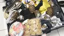 Biro Kepabeanan Filipina menunjukkan kura-kura yang ditemukan dalam kondisi terikat lakban di dalam koper pada konferensi pers di bandara Manila, 3 Maret 2019. Kura-kura itu diketahui dibawa dalam penerbangan dari Hong Kong. (Bureau of Customs via AP)