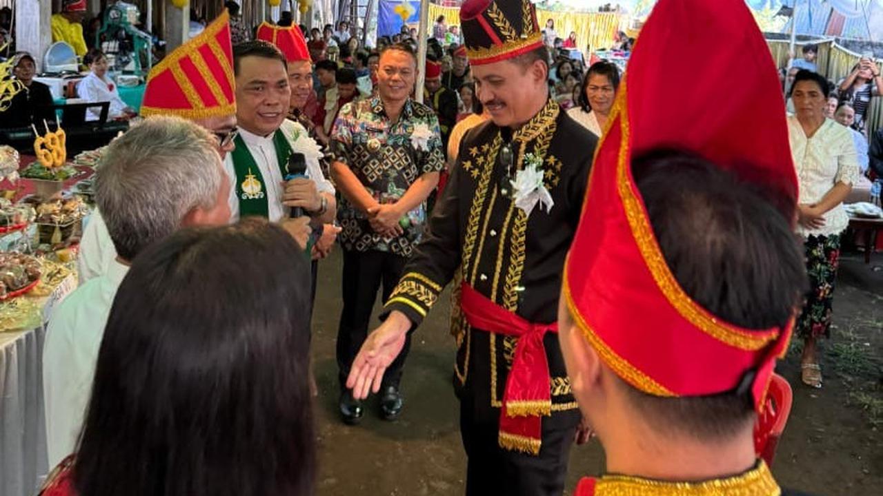 Alfred Denny Tuejeh (ADT) menghadiri perayaan Hari Ulang Tahun Desa Tanggari yang ke-681