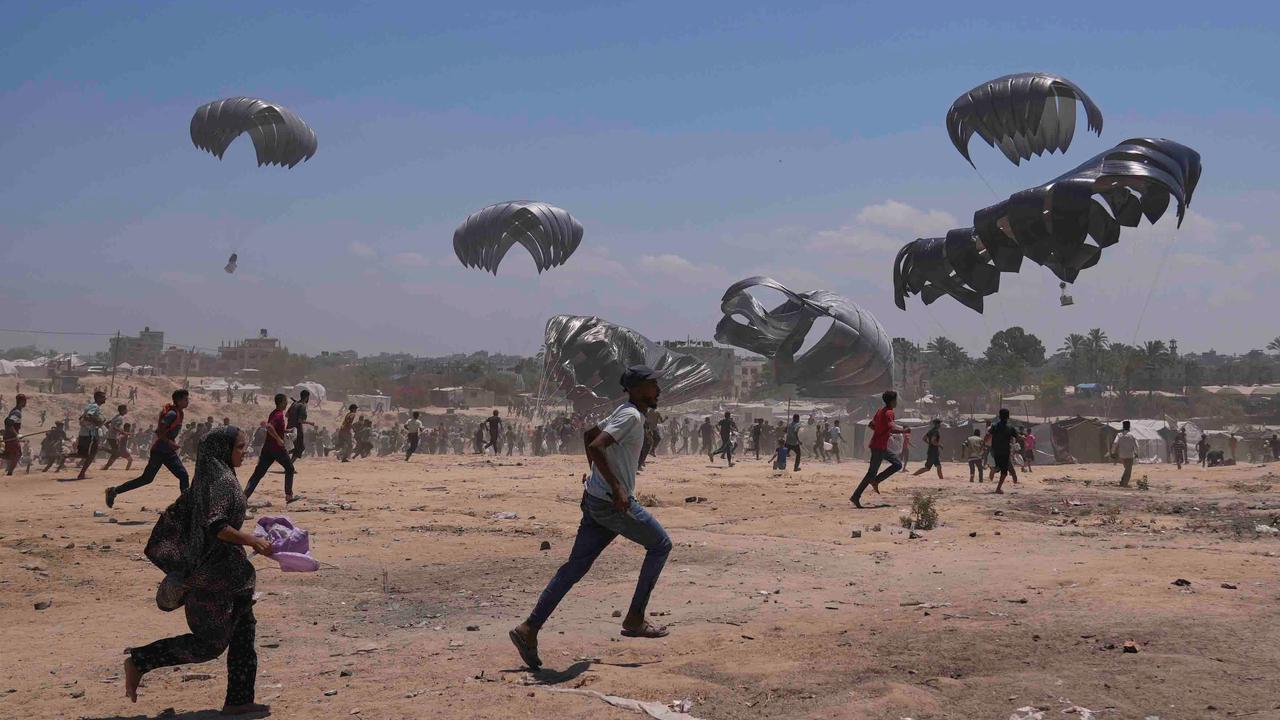 FOTO: Perjuangan Warga Gaza Berebut Bantuan dari Langit