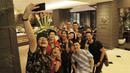 Para content creators foto bersama dengan pebulutangkis Indonesia di Jakarta, Selasa (24/7/2018). Acara tersebut dalam rangka memberi dukungan untuk para atlet jelang Asian Games 2018. (Bola.com/M Iqbal Ichsan)