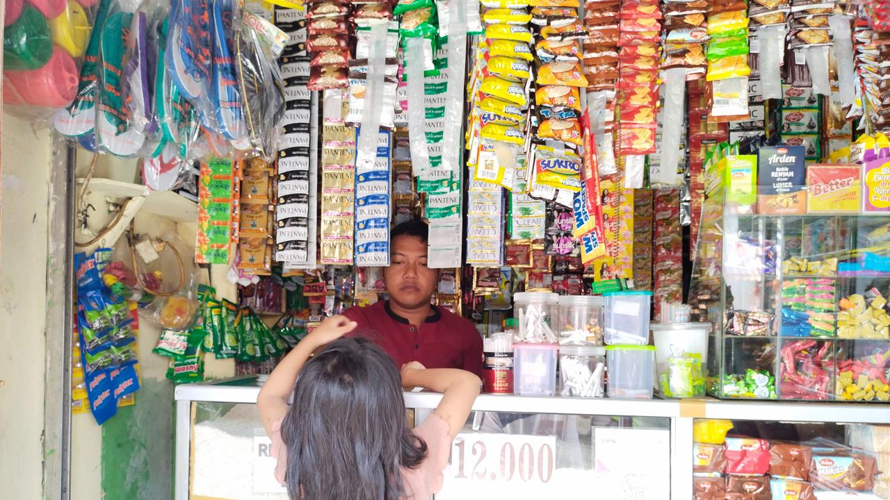 Agus, penjaga warung Madura yang sudah tiga kali merayakan lebaran jauh dari keluarganya