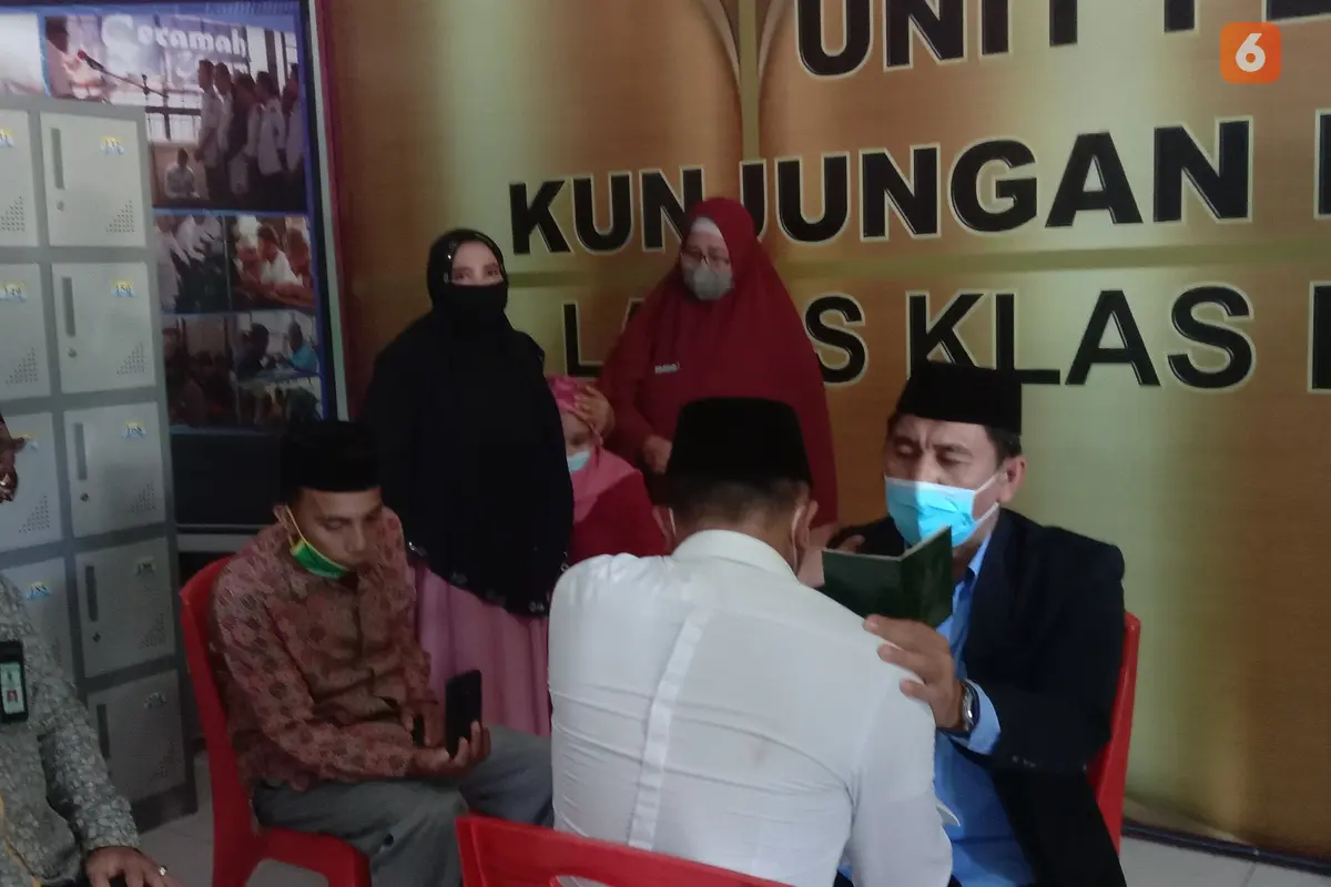 Warga binaan saat melakukan ijab kabul di Lapas Kelas IIA Gorontalo (Arfandi Ibrahim/Liputan6.com)