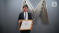 Managing Director Emtek Group, Sutanto Hartono memberikan keterangan usai menerima penghargaan Marketeer of the year 2021 di Jakarta, Rabu (8/11/2021). Sutanto Hartono menerima penghargaan The Best Marketing Champion 2021 dengan kategori Sektor Media. (Liputan6.com/Faizal Fanani)