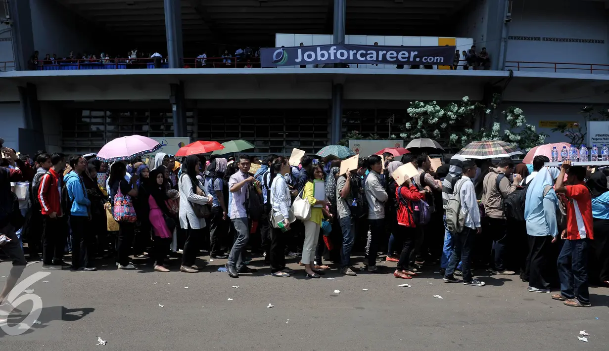 Calon pencari kerja sudah mulai mengantri di Indonesia Spectacular Job Fair 2015 dari luar Stadion GBK, Jakarta, Selasa (11/8/2015). Ratusan posisi dan ribuan lowongan kerja yang akan digelar hingga 12 Agustus 2015. (Liputan6.com/Johan Tallo)