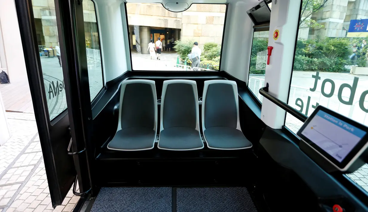 Bus canggih ini menggunakan sensor, kamera visual dan sistem navigasi GPS untuk menghindari bahaya. Kecepatannya bisa mencapai 40 km per jam Tokyo, Jepang, Kamis (7/7). (REUTERS / Toru Hanai)