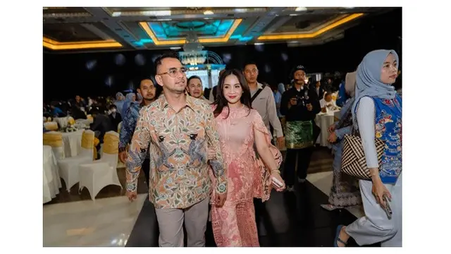 6 Potret Outfit Kondangan Nagita Slavina di Oktober 2025, Gaun hingga Set Kebaya