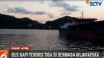 Selama perjalanan, polisi melakukan pengawalan ketat namun tetap bersikap humanis dengan memberi makan para napi yang tangannya terborgol.