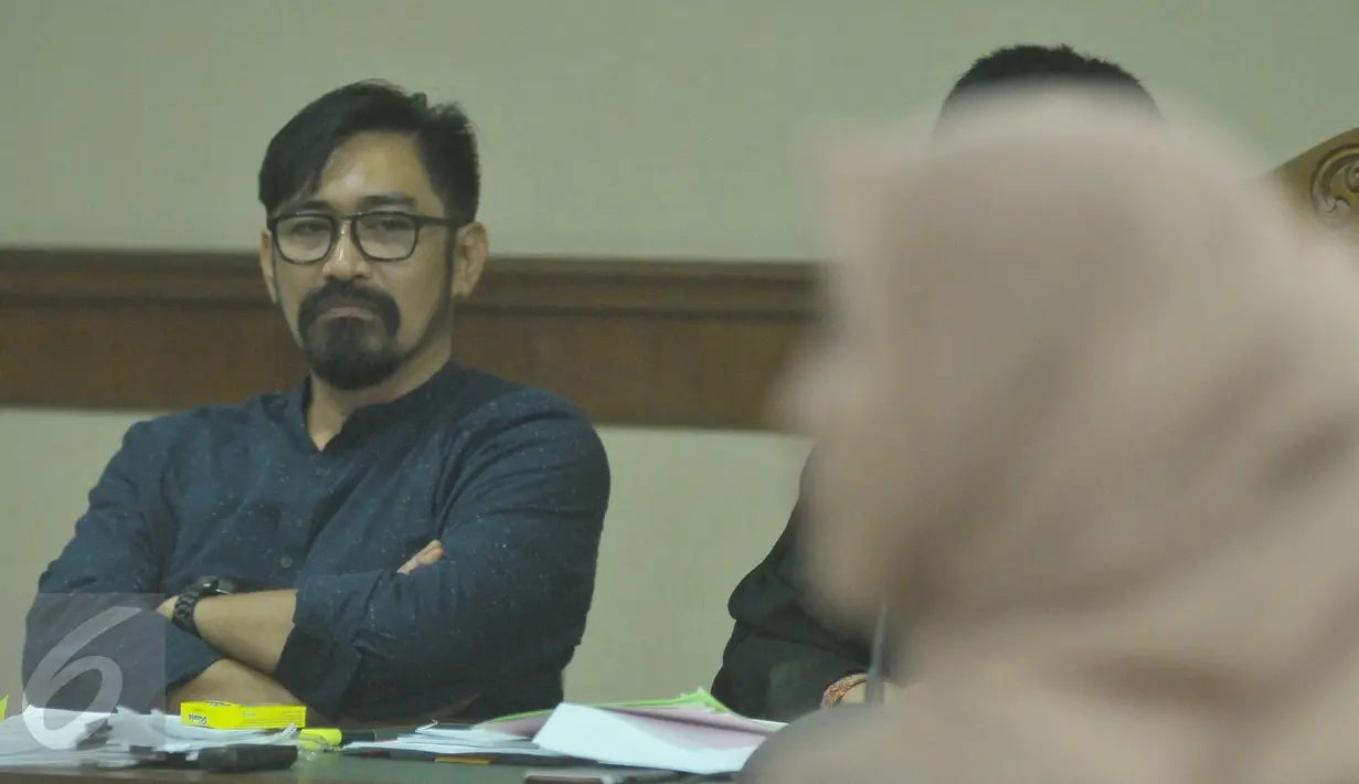 Terdakwa Andi Zulkarnaen Mallarangeng alias Choel Mallarangeng mendengarkan kesaksian dari mantan anggota DPR, Angelina Sondakh dalam sidang lanjutan kasus korupsi Hambalang di Pengadilan Tipikor Jakarta, Senin (15/5). (Liputan6.com/Helmi Afandi)