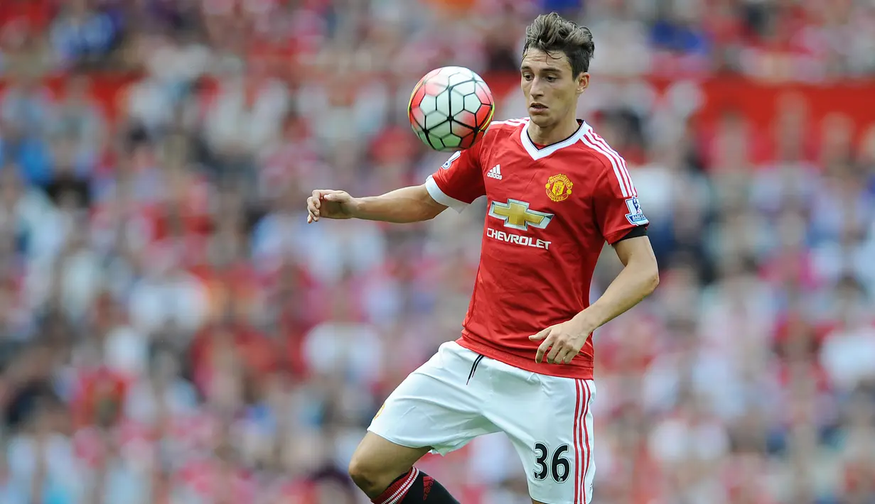 1. Matteo Darmian (Manchester United) -  Bek sayap yang mampu bermain di posisi kanan dan kiri ini sering dikaitkan dengan Juventus. Namun Juventus akan sulit membawa Darmian ke Turin karena masih menjadi andalan Mourinho. (EPA/Peter Powell)