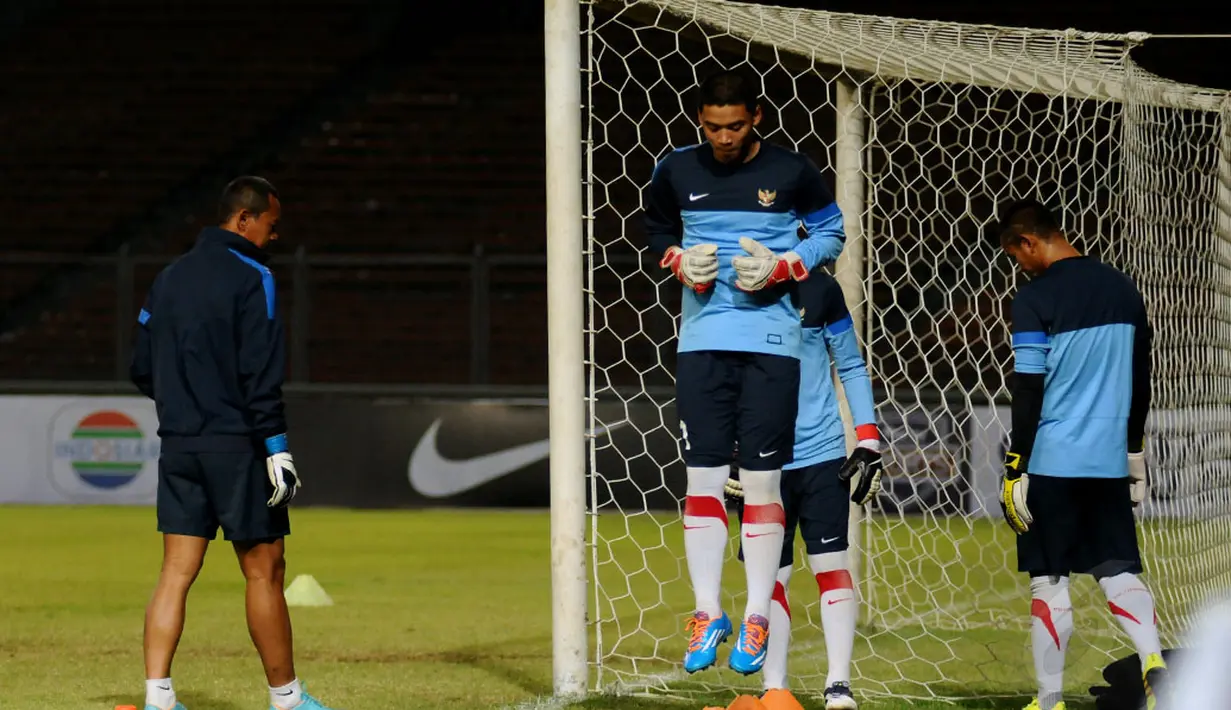 Tiga penjaga gawang Timnas Indonesia U-19 terlihat berlatih secara terpisah di Stadion GBK Jakarta, (6/5/2014). (Liputan6.com/Helmi Fithriansyah)