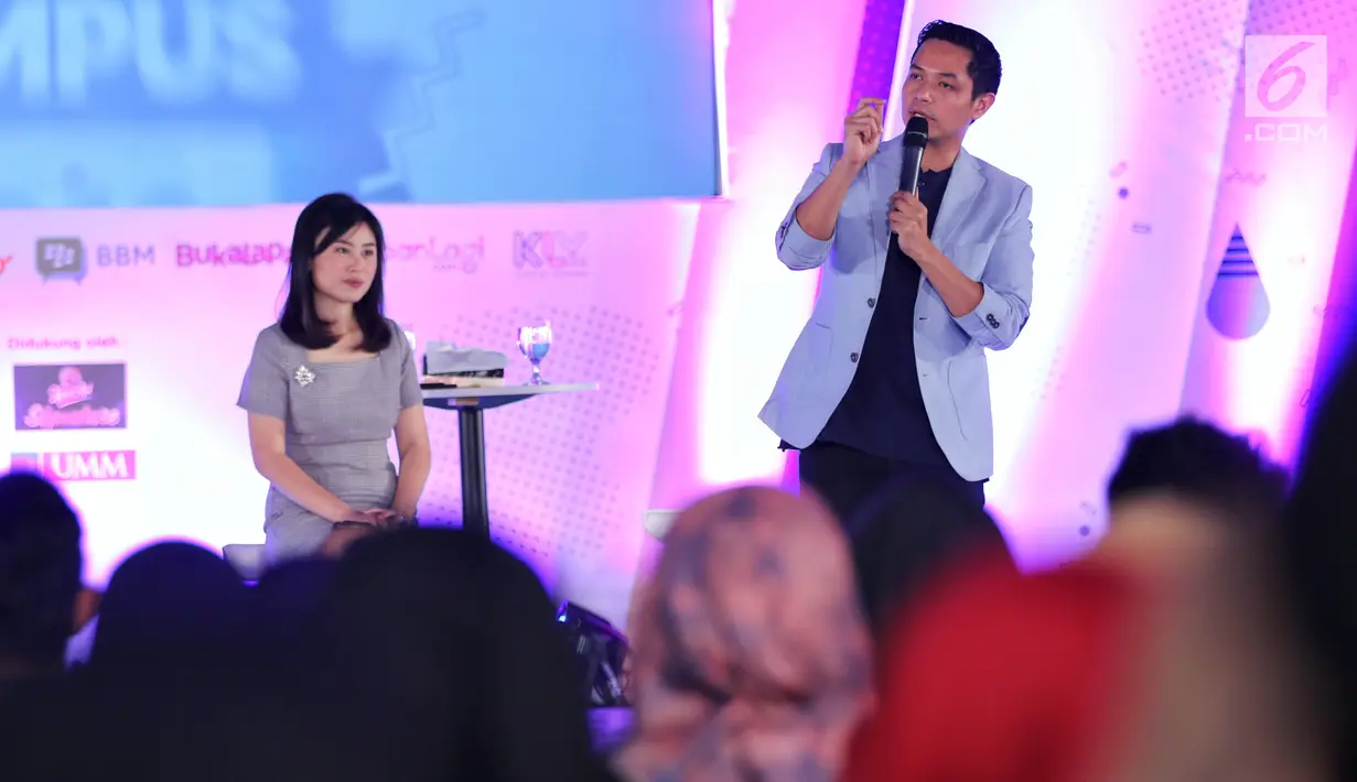 Creativepreneur yang juga aktor Dude Harlino saat menjadi pembicara dalam Emtek Goes To Campus (EGTC) 2018 di Universitas Muhammadiyah Malang, Rabu (26/9). Dude juga memberikan tips dan trik menjadi wirausahawan sukses. (Liputan6.com/JohanTallo)