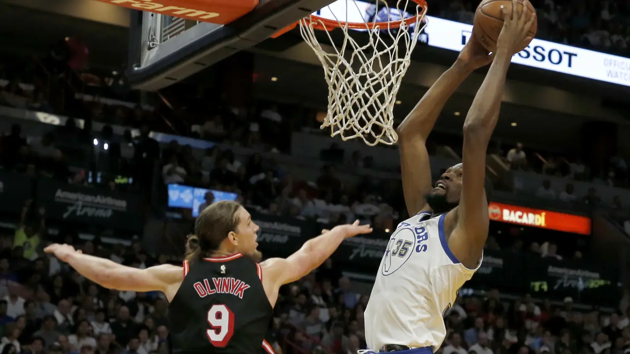Kevin Durant melakukan slam dunk