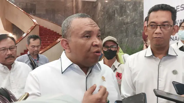 Wakil Menteri Ketenagakerjaan Afriansyah Noor  dalam Konferensi Pers pekerja migran Indonesia (PMI) ilegal di Kementerian Ketenagakerjaan, Jakarta, Rabu (12/4/2023).