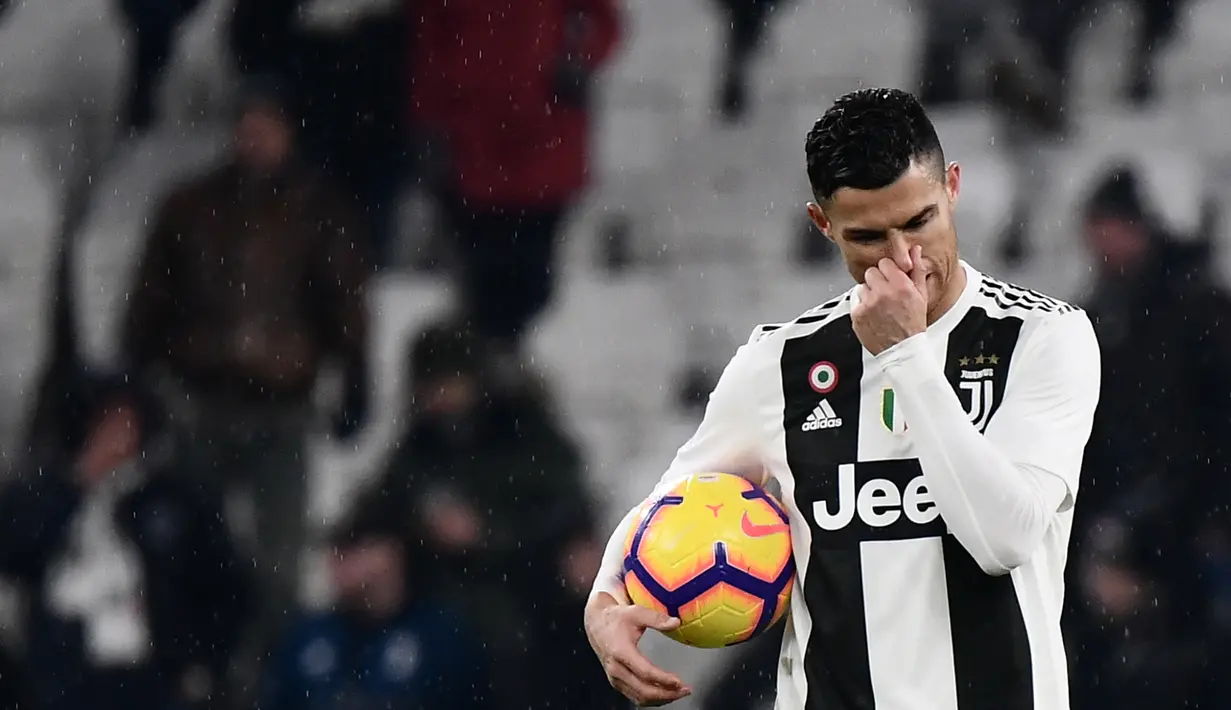 Ekspresi penyerang Juventus, Cristiano Ronaldo saat pemain Parma mencetak gol ke gawang Juventus dalam lanjutan Serie A Italia di Allianz Stadium, Turin, Sabtu (2/2). Juventus ditahan imbang Parma dengan skor 3-3. (Marco BERTORELLO/AFP)