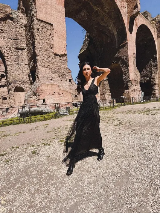 Di sebuah photoshoot, Mikha Tambayong tampil menawan dengan sebuah backless sheer dress berwarna hitam tanpa lengan dan garis leher yang dalam. [Foto: Instagram/miktambayong]