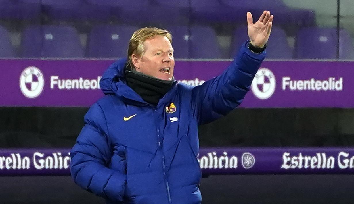 Pelatih Barcelona, Ronald Koeman, memberikan arahan kepada pemainnya saat menghadapi Valladolid pada laga lanjutan Liga Spanyol di Jose Zorrilla Stadium, Rabu (23/12/2020) dini hari WIB. Barcelona menang 3-0 atas Valladolid. (AFP/Cesar Manso)