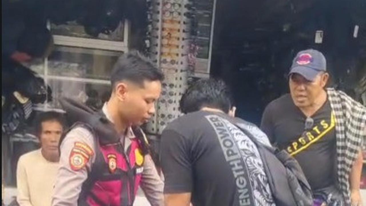 Pihak kepolisian saat menemukan sepeda motor korban, Rabu (22/