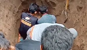 Video warga Desa Tolotangga, Kecamatan Monta, Kabupaten Bima, Nusa Tenggara Barat (NTB), membongkar makam seorang warga yang baru sebulan meninggal, membuat geger banyak orang. (Liputan6.com/ Dok. @ Salome Kuah Mamagina)