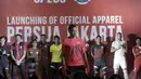 Aksi Andritany Ardhiyasa bergaya di Catwalk menggunakan jersey  terbaru pada Launching Official Apparel di Springhill, Kemayoran, Jakarta (2/2/2018). Specs resmi menjadi partner apparel untuk Persija Jakarta. (Bola.com/Nick Hanoatubun)