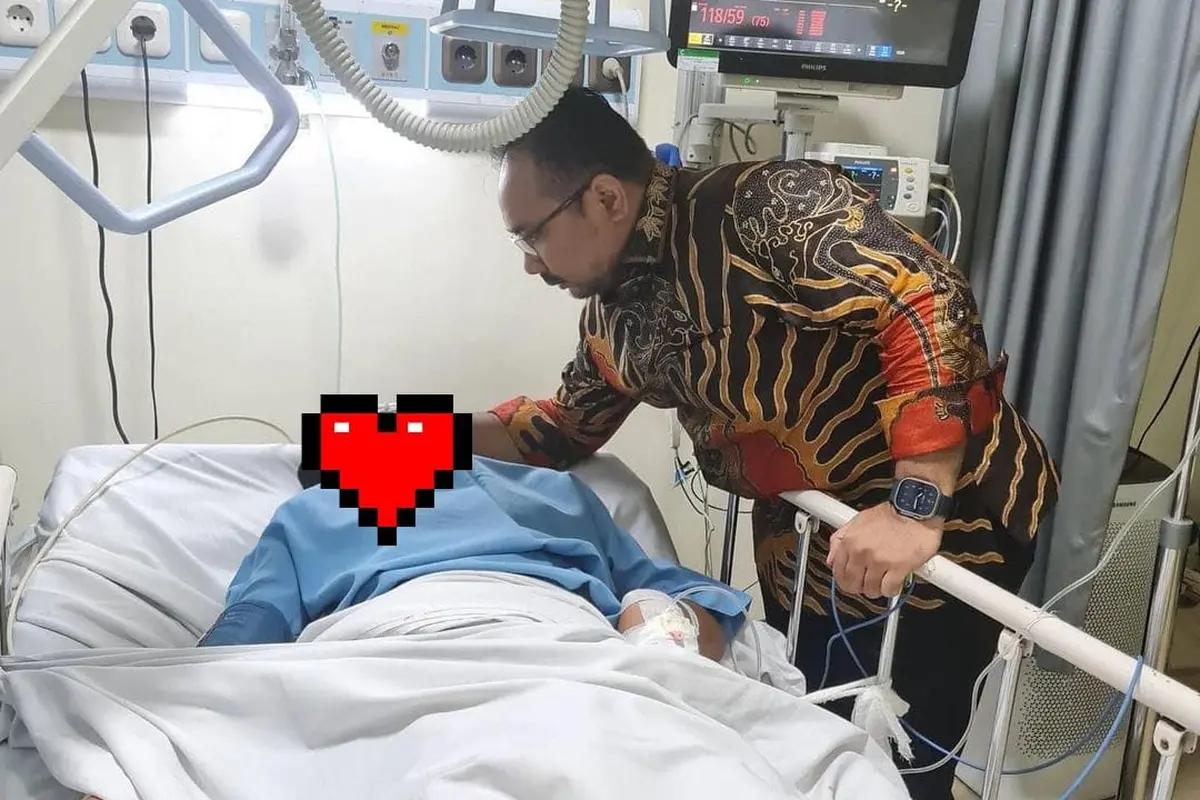 Menteri Yaqut Cholil Qoumas menjenguk David yang koma diduga dianiaya anak pejabat pajak. (Foto: Dok. Instagram @gusyaqut)