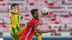 Bek Benfica, Andre Almeida, berebut bola dengan bek Tondela, Yohan Tavares, pada laga Liga Portugal di Stadion The Luz, Lisbon, Kamis (4/6/2020) waktu setempat. Kompetisi Liga Portugal resmi dilanjutkan dengan aturan tanpa penonton di setiap pertandingan. (AFP/Tiago Petinga/pool)