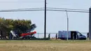 Sebuah pesawat rusak setelah dua pesawat militer bersejarah bertabrakan dan jatuh di Bandara Eksekutif Dallas, Dallas, Amerika Serikat, 12 November 2022. CEO Commemorative Air Force, Henry 'Hank' Coates yang merupakan organisasi di balik pertunjukan itu mengatakan kemungkinan ada enam orang di dua pesawat itu. (Liesbeth Powers/The Dallas Morning News via AP)