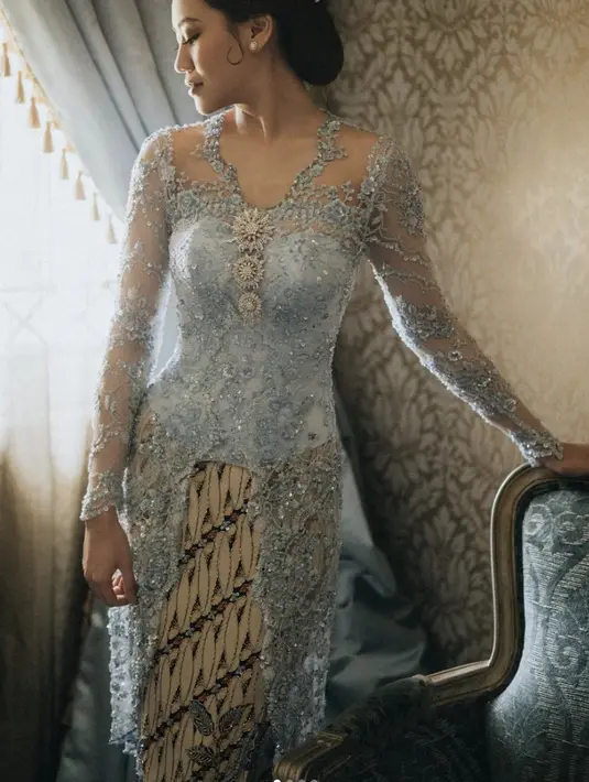 <p>Dengan siluet sederhana, kebaya ini berhasil maksimalkan keanggunan tampilan Aaliyah. [Foto: Instagram/ Aaliyah Massaid]</p>