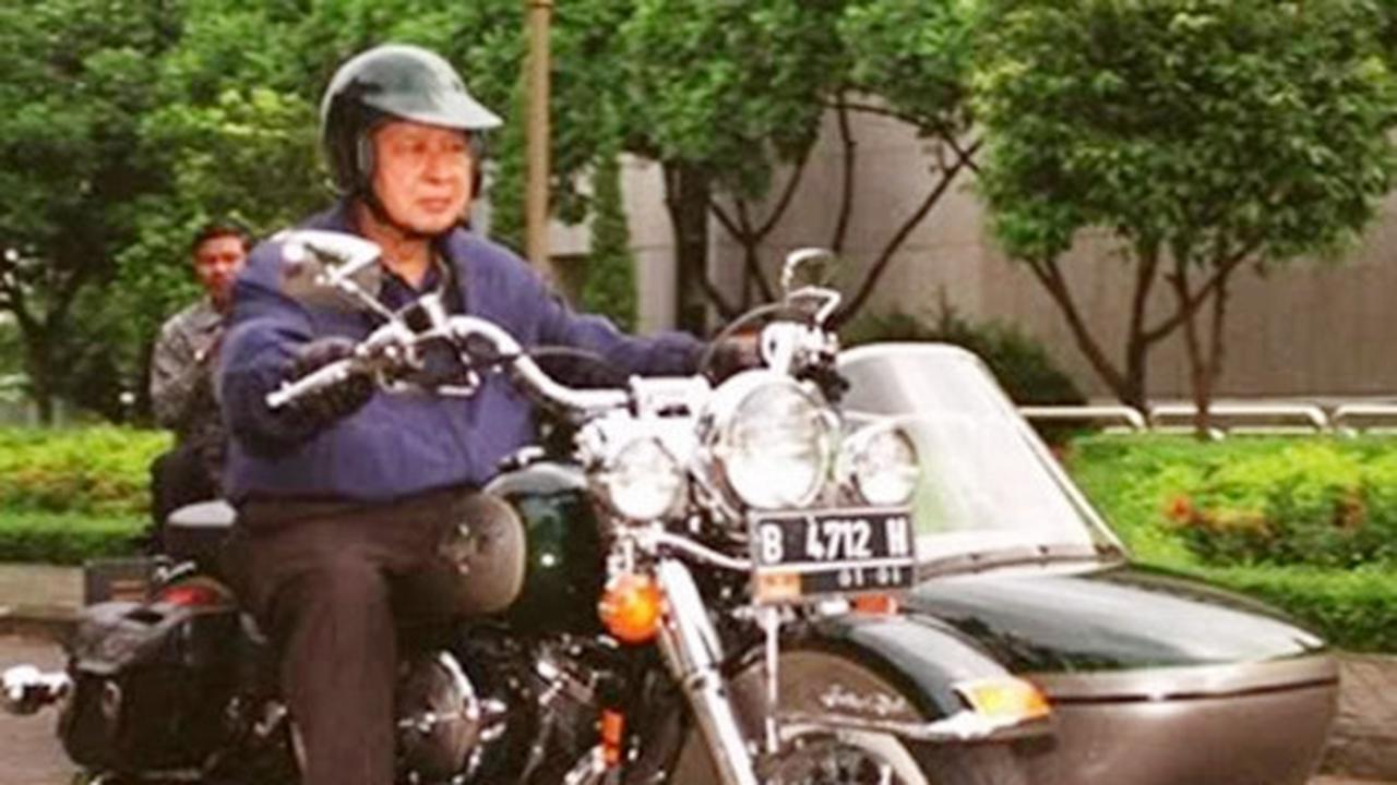 Gagahnya Presiden Soeharto saat geber moge Harley Davidson