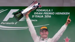 Pembalap Mercedes Nico Rosberg dari Jerman merayakan kemenangannya dengan mengangkat trofi setelah balapan F1 Grand Prix Italia, di Monza, Italia Minggu (04/9). Rosberg telah meraih 248 poin setelah Lewis Hamilton. (Reuters/Max Rossi)