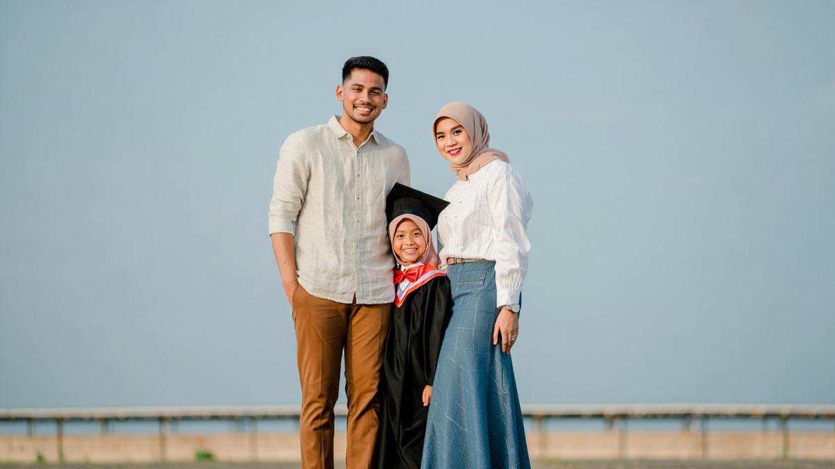 8 Rekomendasi Outfit Orang Tua untuk Datang ke Wisuda Anak TK, Ini Padu Padan yang Cocok di Momen Kelulusan Si Kecil