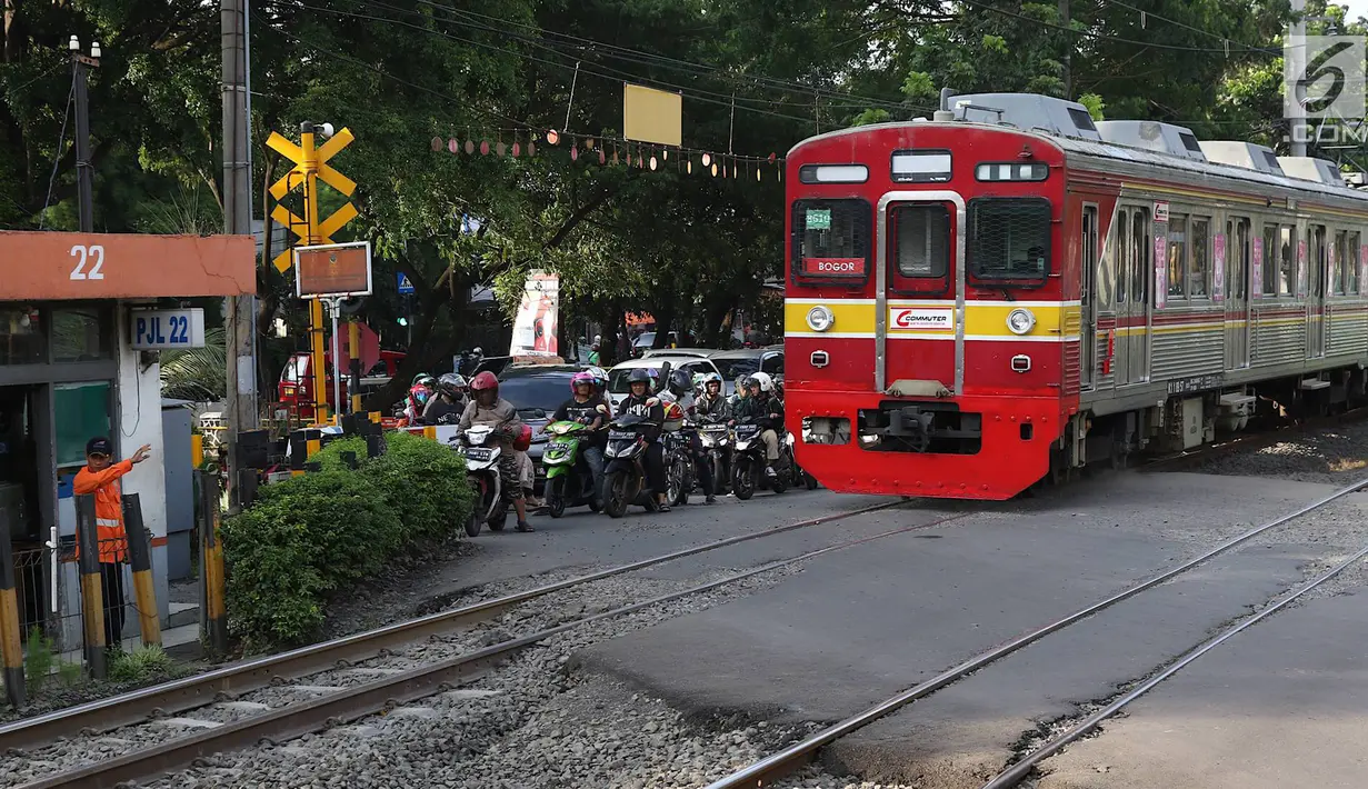 Kereta api melintas di kawasan Lenteng Agung, Jakarta, Kamis (14/3). Untuk mengurai kemacetan, Pemprov DKI Jakarta akan membangun jalan layang (fly over) berbentuk tapal kuda di perlintasan tersebut. (Liputan6.com/Immanuel Antonius)