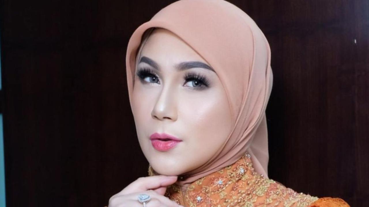 Marini Zumarnis Tampil Menawan Kenakan Songket Palembang Saat kondangan, Intip 7 Pesonanya