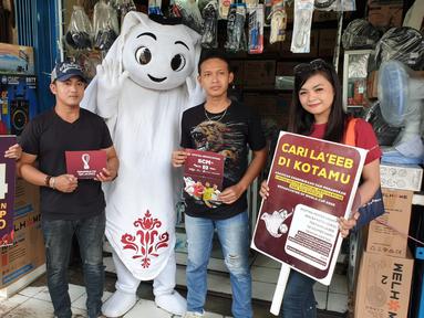 Maskot Piala Dunia 2022, La'eeb, berkeliling Indonesia untuk memeriahkan Piala Dunia 2022 yang akan berlangsung kurang dari sebulan lagi di Qatar. Pada hari keduanya di Banjarmasin, Sabtu (29/10/2022), La'eeb menyapa masyarakat dengan mengunjungi Pasar Anyar Banjarmasin. (Dok.SCM)
