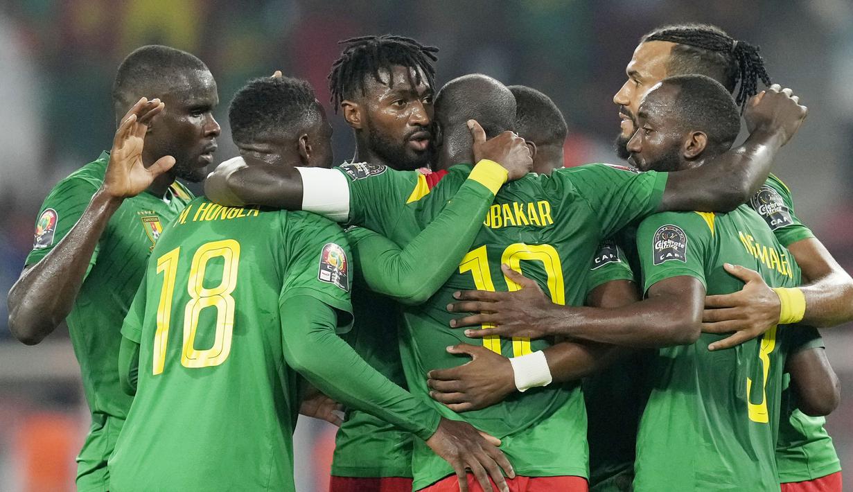 Tuan rumah Kamerun juga berhasil memastikan satu tiket perempat final Piala Afrika 2021 setelah menang 2-1 atas Kepulauan Comoros. Kemenangan ini membuat Kamerun akan bersua Gambia dilaga selajutnya. (AP/Themba Hadebe)