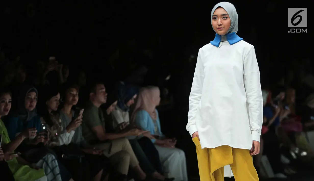 Model berpose membawakan busana rancangan kolaborasi antara desainer L.tru dan Mice Cartoon di Jakarta Fashion Week 2018 di Senayan City, Jakarta, Selasa (24/10). L.tru dan Mice Cartoon mengangkat tema "Dear Women. (Liputan6.com/Faizal Fanani)