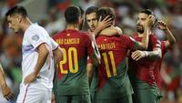 Timnas Portugal mencetak kemenangan besar 9-0 atas Luksemburg pada laga Grup J Kualifikasi Euro 2024 di Estadio Algarve, Selasa (12/9/2023) dini hari WIB. Kemenangan besar tersebut tanpa peran sang megabintang, Cristiano Ronaldo yang mesti absen akibat akumulasi tiga kartu kuning. Tiga pemain masing-masing mencetak brace dalam laga tersebut, Goncalo Inacio, Goncalo Ramos dan Diogo Jota. Sementara tiga pemain masing-masing menyumbang satu gol, Ricardo Horta, Bruno Fernandes dan Joao Felix. Dengan hasil ini Portugal kukuh di puncak klasemen dengan poin sempurna 18 hasil dari 6 kali menang, dengan total memasukkan 24 gol tanpa kebobolan. (AP Photo/Joao Matos)