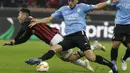 Gelandang AC Milan, Andrea Bertolacci, terjatuh saat berebut bola dengan pemain F91 Dudelange, Edisson Jordan, pada laga Liga Europa di Stadion San Siro, Kamis (29/11). AC Milan menang 5-2 atas F91 Dudelange. (AP/Luca Bruno)