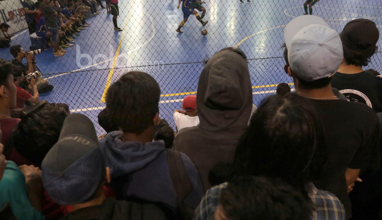 Ratusan fans menyaksikan laga Timnas Futsal Indonesia melawan Antam FC pada laga uji coba di Tifosi Sport Center, Jakarta Timur, (13/1/2017). Timnas Futsal menang 5-2. (Bola.com/Nicklas Hanoatubun)