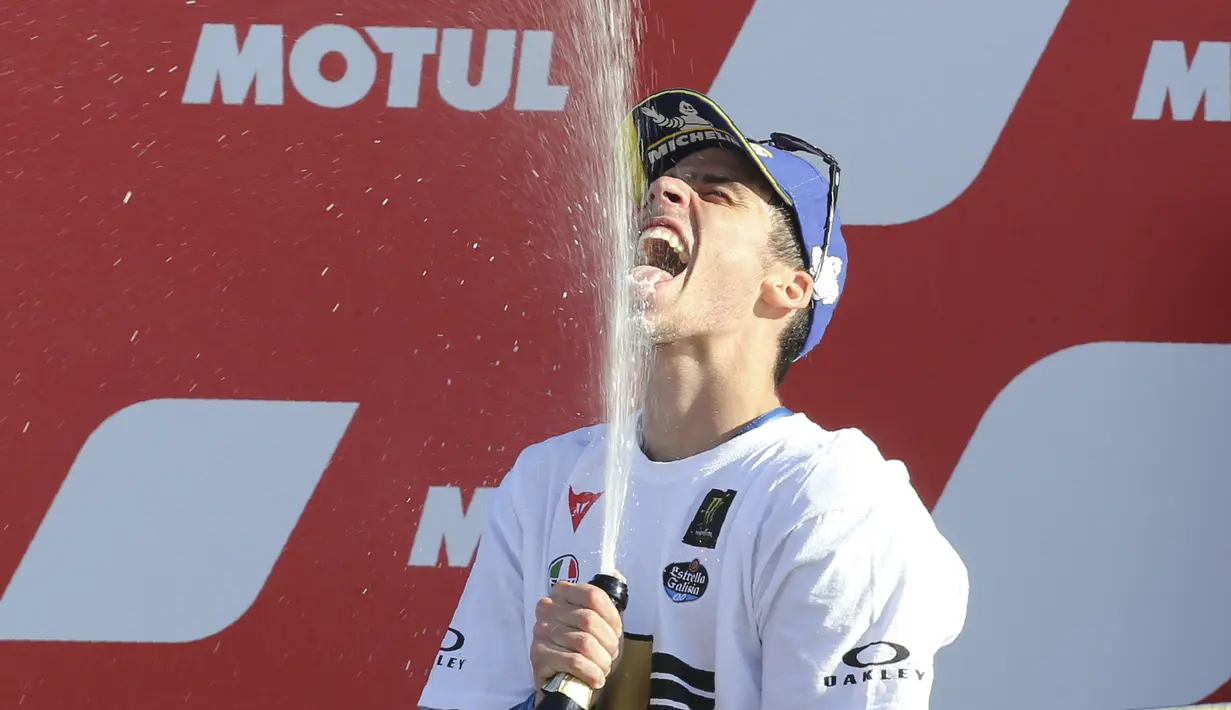 Pembalap Suzuki Ecstar, Joan Mir menyemprotkan sampanye merayakan Juara Dunia 2020 di Sirkuit Ricardo Tormo, Valencia, Spanyol, Minggu (15/11/2020). Joan Mir memastikan diri menjadi kampiun dunia kelas premier musim ini setelah finis di urutan ketujuh di MotoGP Valencia 2020. (AP Photo/Alberto Saiz)