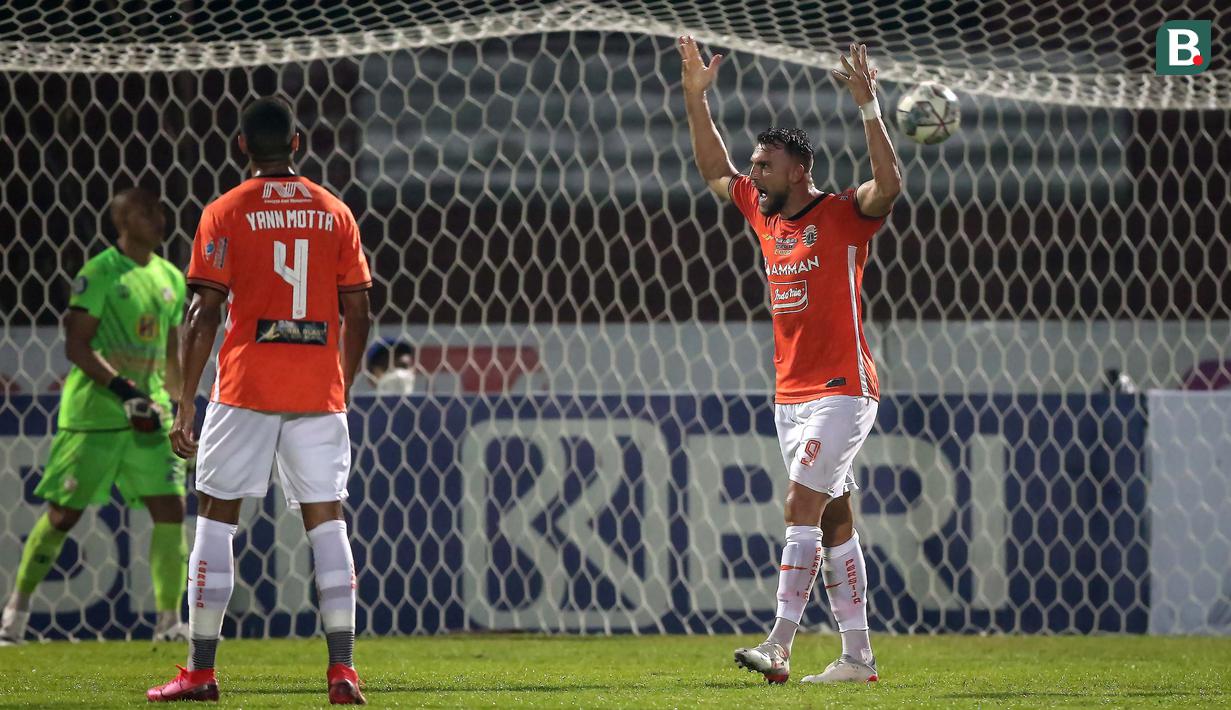Persija akhirnya mampu memecah kebuntuan pada menit ke-27 melalui aksi Marko Simic. Berawal dari tendangan bebas Riko Simanjuntak, Simic kemudian menyundul bola ke pojok kanan gawang Barito Putera. (Bola.com/Bagaskara Lazuardi)