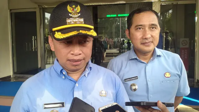 Wali Kota Depok, Supian Suri bersama Wakil Wali Kota Depok, Chandra Rahmansyah saat ditemui di halaman depan Balai Kota Depok.
