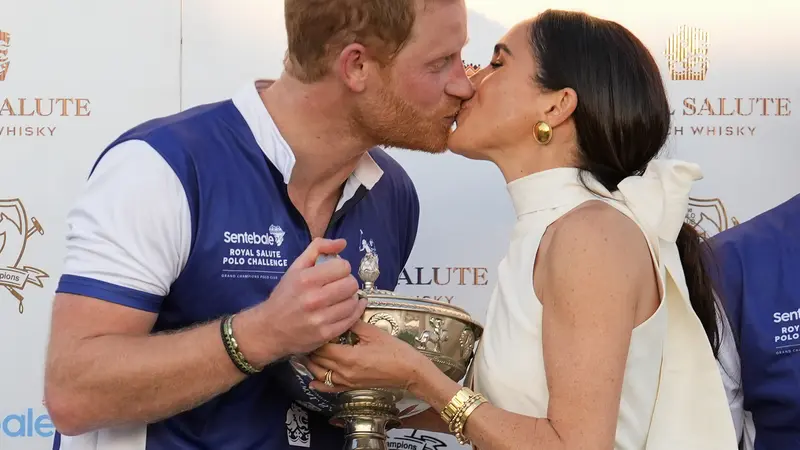 Meghan Markle Cium Bibir Pangeran Harry Usai Pertandingan Polo, Sempat Suruh Perempuan Lain Tak Berdiri di Samping Suaminya