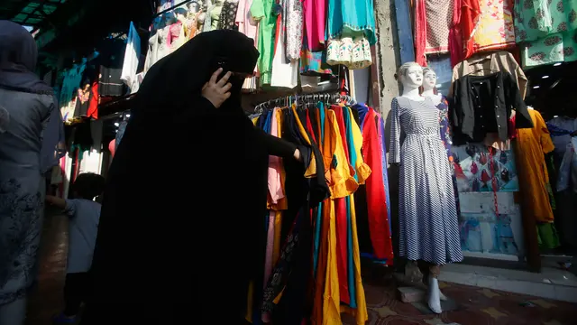 Melihat Muslim Kashmir Berburu Pakaian Untuk Lebaran