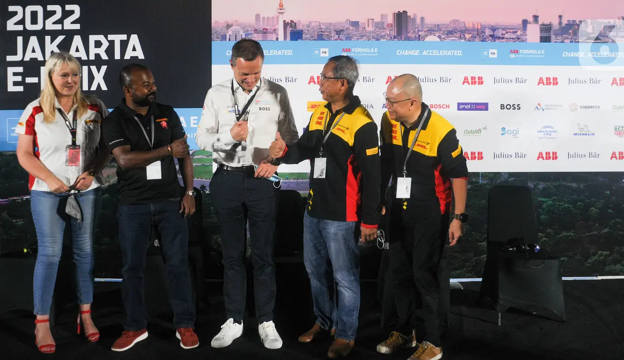 (Ki-Ka) Head of DHL Global Forwarding Motosport Manuela Gianni, President Director DHL Supply Chain Indonesia Sivananthan SKS, Chief Commercial Officer (CCO) Formula E Matt Scammell,  Senior Technical Advisor DHL Express Ahmad Mohamad dan President Director DHL Global Forwarding Indonesia Vincent Yong berbincang di sela-sela konfrensi pers DHL dukung balapan sebagai mitra logistik resmi di Jakarta, Kamis (02/06/2022). (Liputan6.com/Pool/DHL)