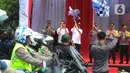 Kapolri Jenderal Listyo Sigit Prabowo bersama Menteri Perhubungan (Menhub) Budi Karya Sumadi melepas keberangkatan bus yang mengangkut peserta Mudik Gratis Polri Presisi Tahun 2023 di Lapangan Silang Monas, Jakarta Pusat, Selasa (18/4/2023). (merdeka.com/Imam Buhori)