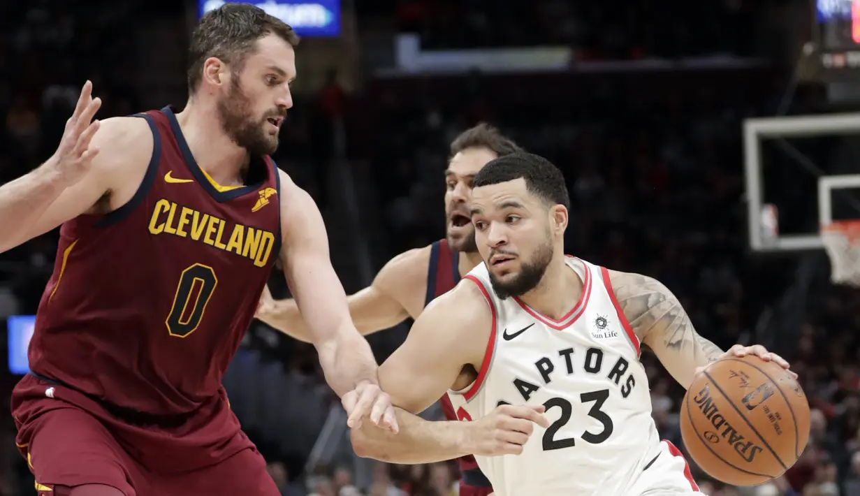 Pemain Toronto Raptors, Fred VanVleet (23) menggiring bola melewati adangan pemain Cavaliers, Kevin Love (0) pada lanjutan NBA basketball game di Quicken Loans Arena, (21/3/2018) Cleveland. Cavs menang 132-129. (AP/Tony Dejak)