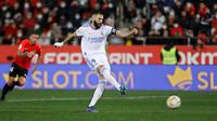 Striker Real Madrid, Karim Benzema, mencetak dua dari tiga gol kemenangan timnya atas Real Mallorca pada laga pekan ke-28 La Liga di Visit Mallorca Estadi, Selasa (15/3/2022) dini hari WIB. (AP Photo/Francisco Ubilla)