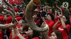 Umat Nasrani memainkan alat musik shofar saat tampil dalam acara Christmas Carol di kawasan Bunderan HI, Jakarta, Jumat (20/12/2019). Alat musik ini terbuat dari tanduk rusa Afrika, cara meniupkannnya bisa dengan nada pendek dan panjang yang memiliki makna yang berbeda. (Liputan6.com/Johan Tallo)