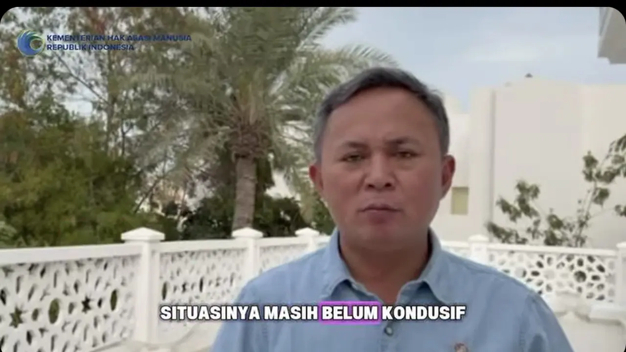 Wakil Menteri HAM Mugiyanto yang tengah transit di Doha, Qatar.